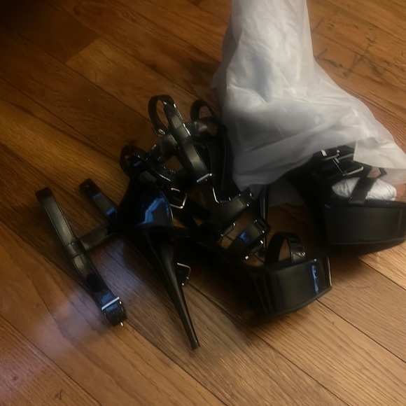 Brand new platform heels - Picture 1 of 4